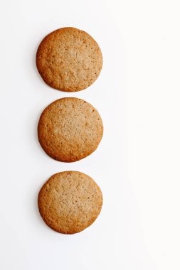 Beyaz arka plan üzerinde yuvarlak büyük çerez