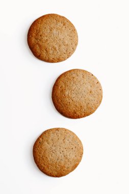 Beyaz arka plan üzerinde yuvarlak büyük çerez