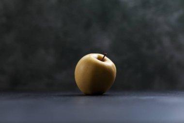 koyu mavi zemin üzerine yeşil elma