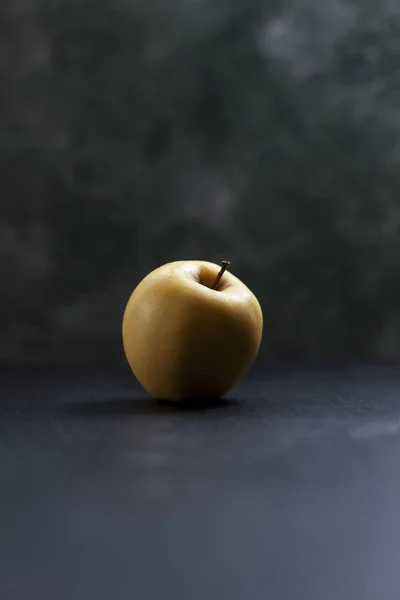 Grönt äpple på en Mörkblå bakgrund — Stockfoto