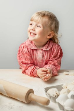 Hamur yapma ve mutfakta bir karışıklık yapmak küçük kız Şef