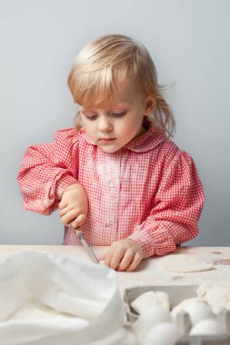 küçük, sevimli kız Şef mutfakta hamur işi