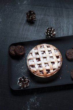 American Pie kurabiye ve reçel ile. Siyah bir plaka üzerinde