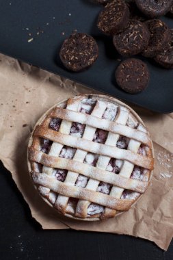 American Pie kurabiye ve reçel ile. Siyah bir plaka üzerinde