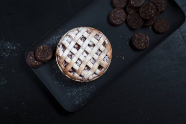 American Pie kurabiye ve reçel ile. Siyah bir plaka üzerinde