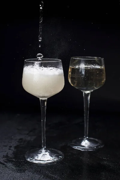 Два бокала шампанского. На черном фоне — стоковое фото