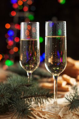 Şampanya, bisküvi, bir Noel ağacı ve bir yeni yıl Festival tablo yılbaşı ışıkları ile gözlük