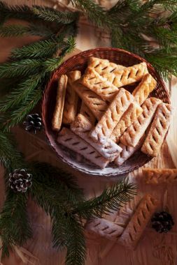 ev yapımı kurabiye şenlikli yeni yıl masada. Noel ağacı ve çelenk