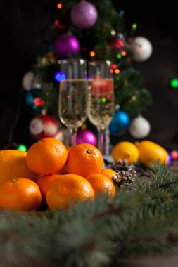 geleneksel yılbaşı tablo, mandalina, şampanya, Noel ağacı ve yeni yıl ışık