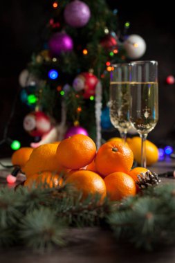 geleneksel yılbaşı tablo, mandalina, şampanya, Noel ağacı ve yeni yıl ışık