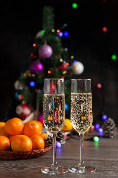 Traditional New Year's table, tangerines, champagne, Christmas tree and New Year's lights — Stock Photo, Image