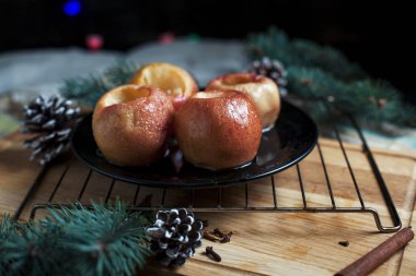 Yeni yıl, çam ağacı, koniler, siyah bir arka plan üzerinde yeni yıl ışıklar için pişmiş elma