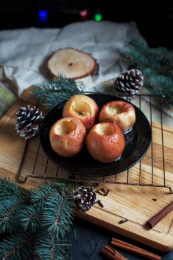 Yeni yıl, çam ağacı, koniler, siyah bir arka plan üzerinde yeni yıl ışıklar için pişmiş elma