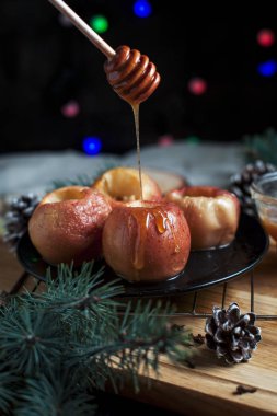 Yeni yıl, çam ağacı, koniler, tatlım yılbaşı ışıkları siyah bir zemin üzerine pişmiş elma
