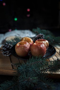 Yeni yıl, çam ağacı, koniler, siyah bir arka plan üzerinde yeni yıl ışıklar için pişmiş elma