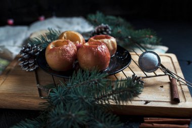 Yeni yıl, çam ağacı, koniler, siyah bir arka plan üzerinde yeni yıl ışıklar için pişmiş elma