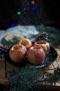 Yeni yıl, çam ağacı, koniler, siyah bir arka plan üzerinde yeni yıl ışıklar için pişmiş elma