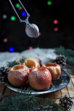 Yeni yıl, çam ağacı, koniler, siyah bir arka plan üzerinde yeni yıl ışıklar için pişmiş elma
