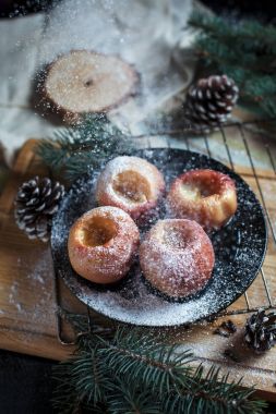 Yeni yıl, çam ağacı, koniler, pişmiş elma tatlım siyah bir arka plan üzerinde
