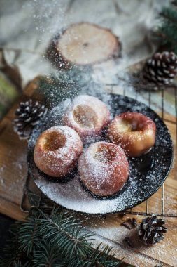 Yeni yıl, çam ağacı, koniler, pişmiş elma tatlım siyah bir arka plan üzerinde