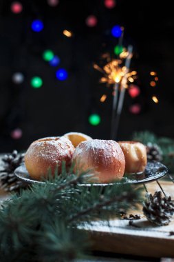 Yeni yıl, çam ağacı, koniler, siyah bir arka plan üzerinde yeni yıl ışıklar için pişmiş elma