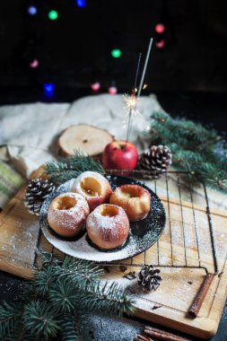Yeni yıl, çam ağacı, koniler, siyah bir arka plan üzerinde yeni yıl ışıklar için pişmiş elma