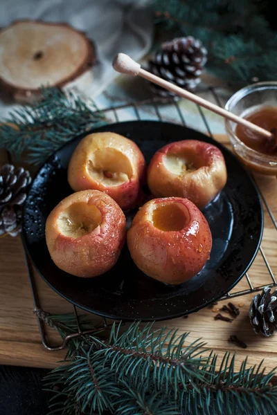 Yeni yıl, çam ağacı, koniler, pişmiş elma tatlım siyah bir arka plan üzerinde