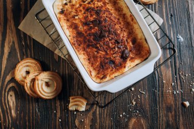 ahşap bir masa üzerinde çikolata, bisküvi ile peynir pasta
