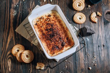 ahşap bir masa üzerinde çikolata, bisküvi ile peynir pasta