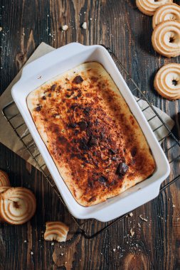 ahşap bir masa üzerinde çikolata, bisküvi ile peynir pasta