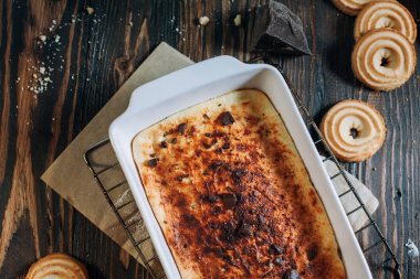 ahşap bir masa üzerinde çikolata, bisküvi ile peynir pasta