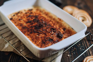 ahşap bir masa üzerinde çikolata, bisküvi ile peynir pasta