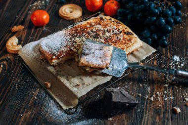 peynir pasta çikolata, bisküvi, mandalina, ahşap bir masa üzerinde üzüm ile