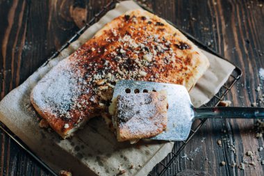 peynir pasta çikolata, bisküvi, mandalina, ahşap bir masa üzerinde üzüm ile