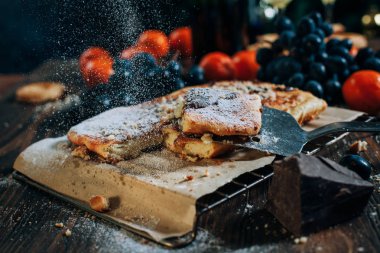 peynir pasta çikolata, bisküvi, mandalina, ahşap bir masa üzerinde üzüm ile