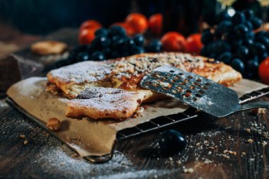 peynir pasta çikolata, bisküvi, mandalina, ahşap bir masa üzerinde üzüm ile
