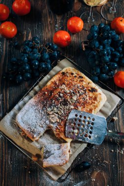 peynir pasta çikolata, bisküvi, mandalina, ahşap bir masa üzerinde üzüm ile