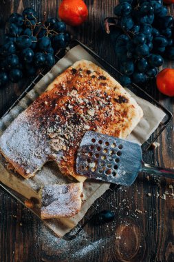 peynir pasta çikolata, bisküvi, mandalina, ahşap bir masa üzerinde üzüm ile
