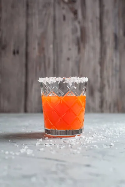 Oranje cocktails, zout en mandarijnen op een lichte achtergrond — Stockfoto