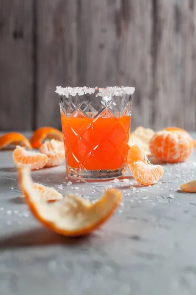 Coquetéis de laranja, sal e tangerinas em um fundo leve — Fotografia de Stock