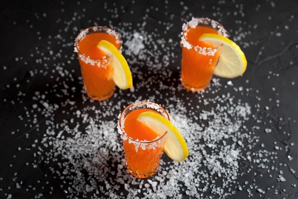 Cocktails à l'orange, sel, citron sur fond sombre — Photo