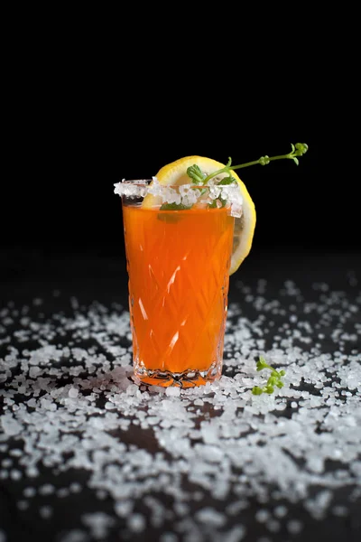 Oranje cocktails, zout, citroen op een donkere achtergrond — Stockfoto