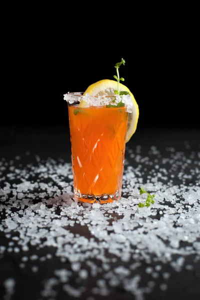 Апельсиновые коктейли, соль, лимон на темном фоне — стоковое фото
