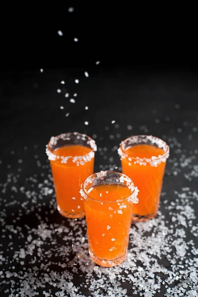 Апельсиновые коктейли, соль, лимон на темном фоне — стоковое фото