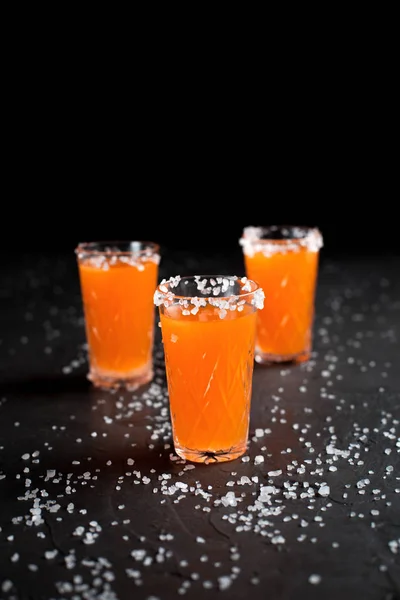 Karanlık bir arka plan üzerinde turuncu kokteyller, tuz, limon — Stok fotoğraf