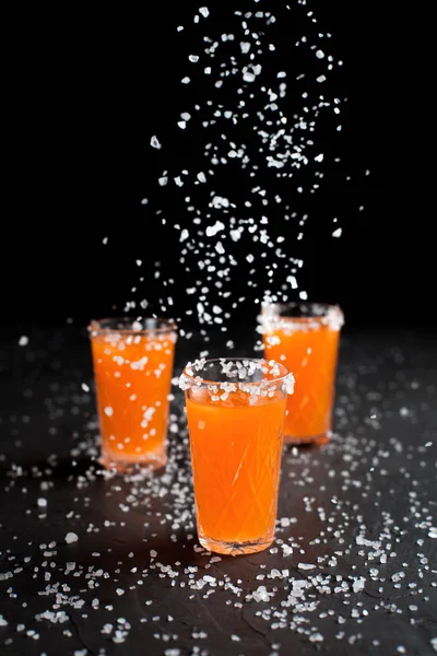 Karanlık bir arka plan üzerinde turuncu kokteyller, tuz, limon — Stok fotoğraf