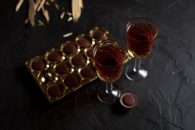 şarap, çikolata ve meyve karanlık bir arka plan üzerinde gözlük