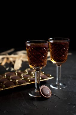 şarap, çikolata ve meyve karanlık bir arka plan üzerinde gözlük