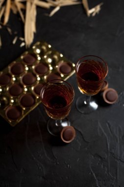şarap, çikolata ve meyve karanlık bir arka plan üzerinde gözlük