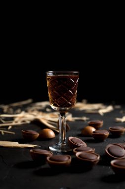 şarap, çikolata ve meyve karanlık bir arka plan üzerinde gözlük